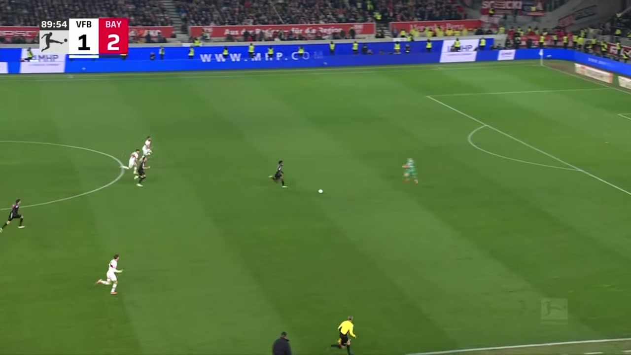  科曼搶斷成功晃過出擊的門將打空門得手！拜仁3-1鎖定勝局！
