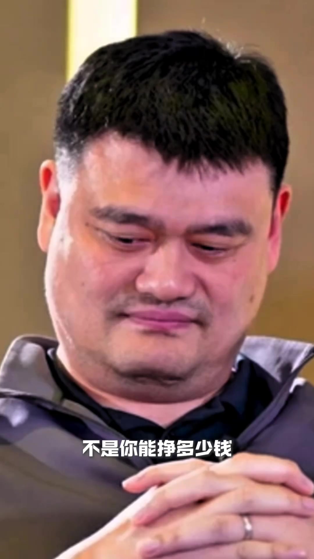  王治郅：現(xiàn)在球員喝口水都看手機(jī)，這不能幫你把球投進(jìn)