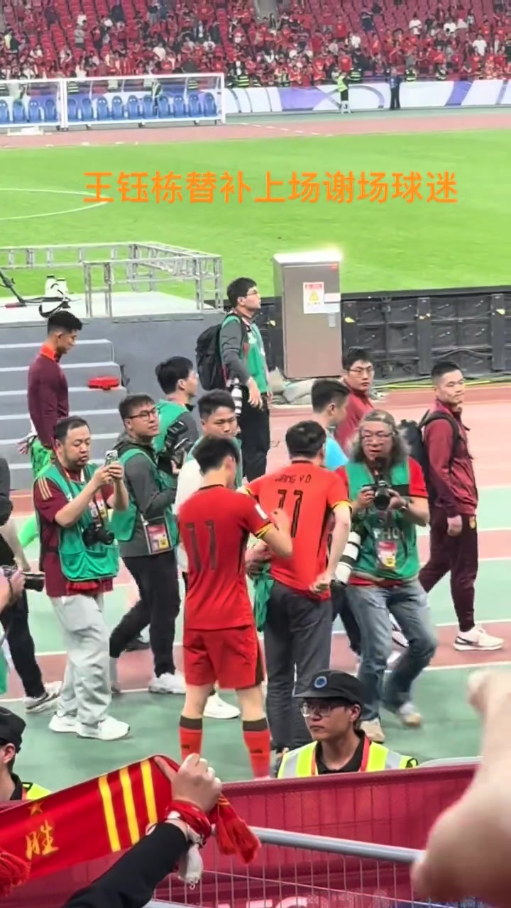  親和力！王鈺棟謝場給球迷簽名！