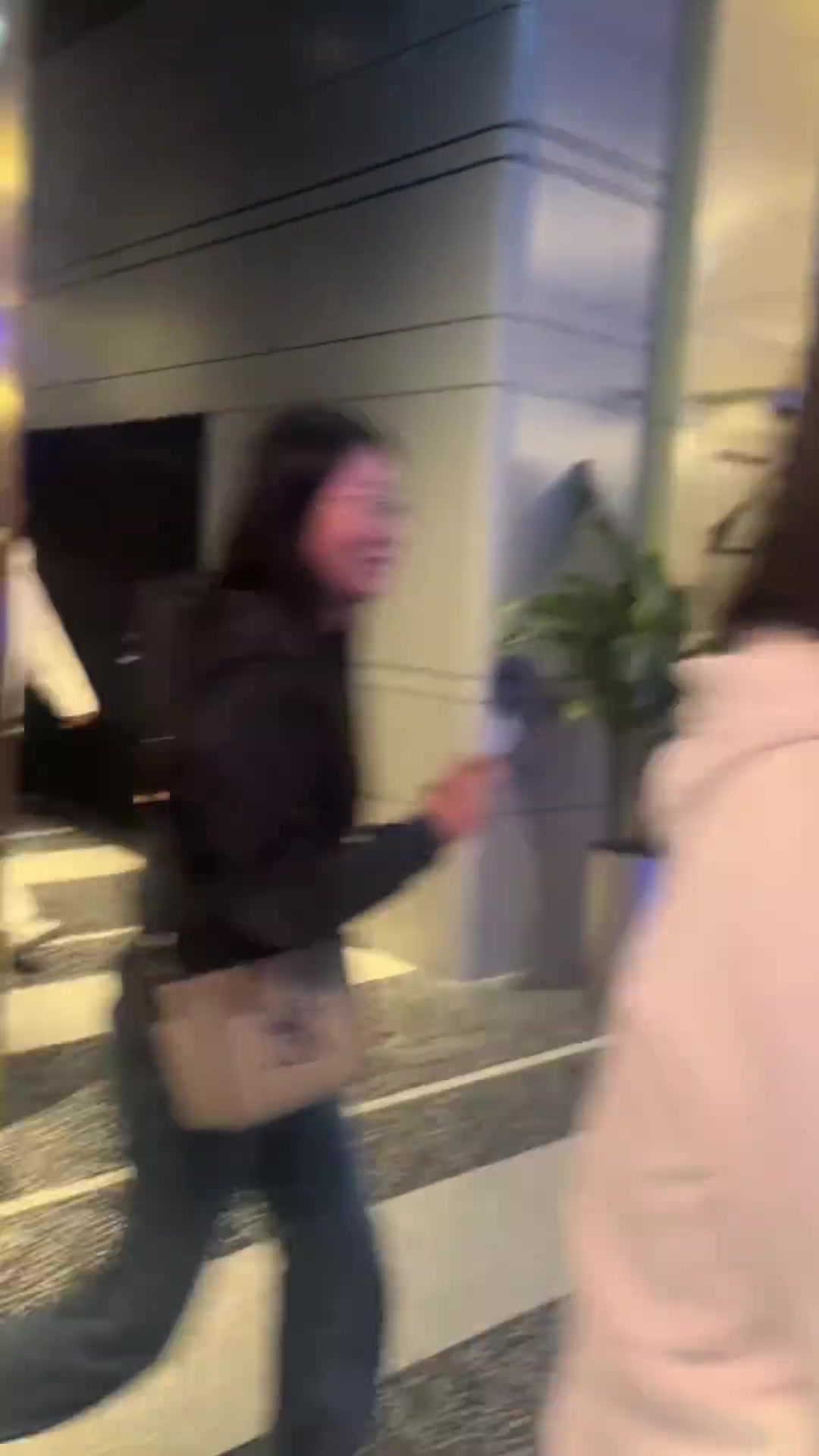  不是，一個男的怎么身上掛了這么多女的？