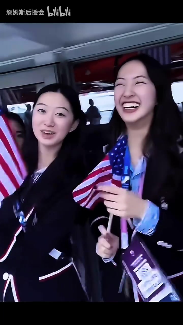 笑容收不住了！巴黎奧運(yùn)會名場面：我們用庫里的手機(jī)拍了合照！